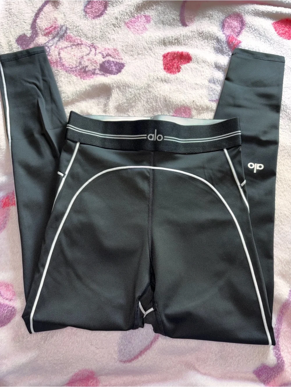 ALO Yoga Black Sports Bra with White Piping Leggins